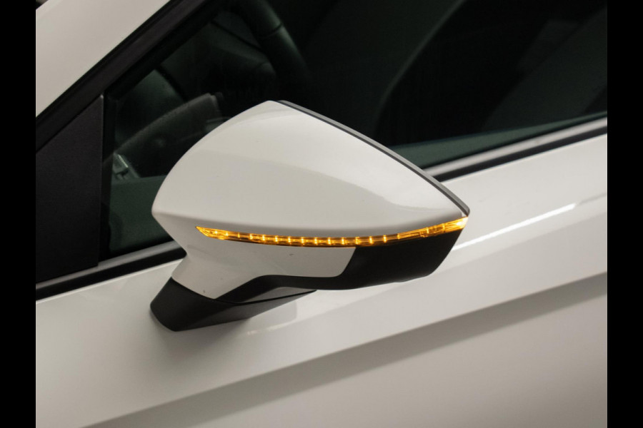 Seat Ibiza 1.0 TSI Style Sport (APPLE CARPLAY,NAVI,LED,CAMERA,PDC,GETINT,SPORTSTOELEN,CLIMATE,NETTESTAAT)