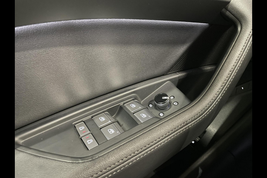Audi e-tron e-tron 50 quattro Launch edition plus 71 kWh Panoramadak Navigatie Apple Carplay/Android Auto Parkeersensoren Adaptive Cruise Control Memory stoelen Leder Stoelverwarming Climate Control