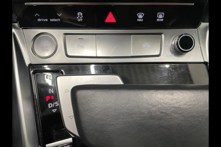 Audi e-tron e-tron 50 quattro Launch edition plus 71 kWh Panoramadak Navigatie Apple Carplay/Android Auto Parkeersensoren Adaptive Cruise Control Memory stoelen Leder Stoelverwarming Climate Control