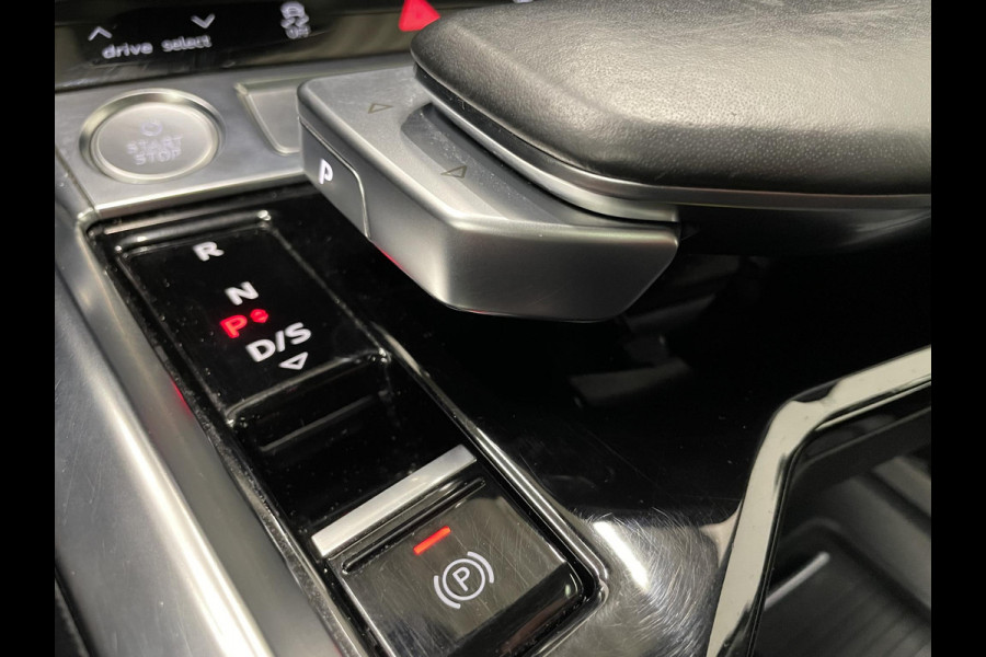 Audi e-tron e-tron 50 quattro Launch edition plus 71 kWh Panoramadak Navigatie Apple Carplay/Android Auto Parkeersensoren Adaptive Cruise Control Memory stoelen Leder Stoelverwarming Climate Control