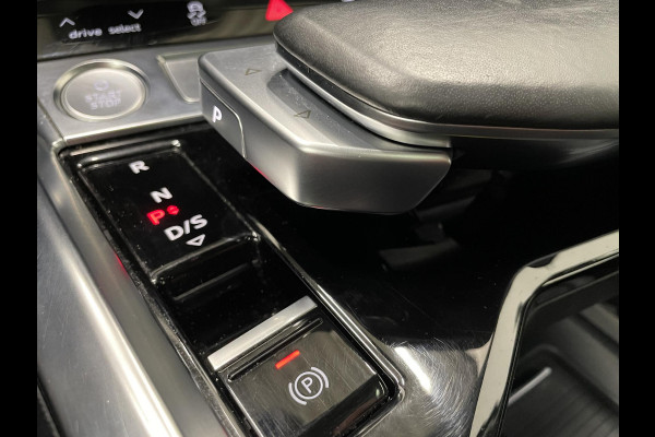 Audi e-tron e-tron 50 quattro Launch edition plus 71 kWh Panoramadak Navigatie Apple Carplay/Android Auto Parkeersensoren Adaptive Cruise Control Memory stoelen Leder Stoelverwarming Climate Control