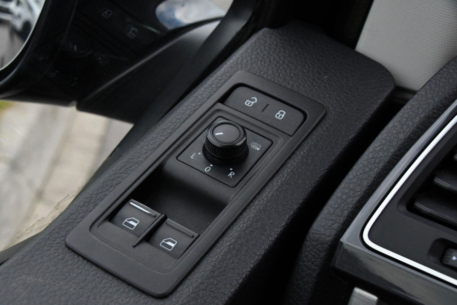 Volkswagen Transporter 2.0 TDI L2H1 Black Edition Highline Adaptieve Cruise, Camera, Carplay, Leder, Trekhaak, Sensoren, 150pk, Automaat, Uniek!