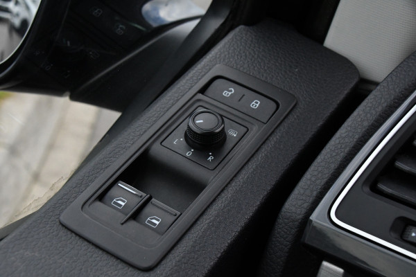 Volkswagen Transporter 2.0 TDI L2H1 Black Edition Highline Adaptieve Cruise, Camera, Carplay, Leder, Trekhaak, Sensoren, 150pk, Automaat, Uniek!