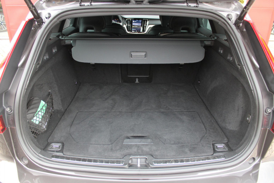 Volvo V60 2.0 B4 211PK PLUS DARK |19" 5-MULTI SPAAKS BLACK DIAMOND CUT LICHTMETALEN VELGEN  | PILOT ASSIST | REMOTE START | APPLE CARPLAY / ANDROID AUTO | NAVIGATIE BY GOOGLE | DRAADLOZE TELEFOONLADER | PARK ASSIST - ACHTERUITRIJCAMERA EN PAKEERSENSOREN VOOR + ACHTER |  ADAPTIEVE CRUISECONTROL | R-DESIGN BEKLEDING MET NAPPA LEDER I.C.M. OPEN GRID TEXTIEL | POWERSEATS - BEIDE VOORSTOELEN ELEKTRISCH VERSTELBAAR MET GEHEUGENFUNCTIE | STOELVERWARMING | SFEERVERLICHTING | LIGHTING PACK - FULL LED KOPLAMPEN MET ACTIEF GROOTLICHT EN KOPLAMPSPROEIERS | LED MISTLAMPEN | INTELLSAFE SURROU