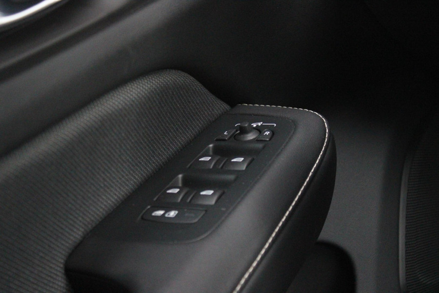 Volvo V60 2.0 B4 211PK PLUS DARK |19" 5-MULTI SPAAKS BLACK DIAMOND CUT LICHTMETALEN VELGEN  | PILOT ASSIST | REMOTE START | APPLE CARPLAY / ANDROID AUTO | NAVIGATIE BY GOOGLE | DRAADLOZE TELEFOONLADER | PARK ASSIST - ACHTERUITRIJCAMERA EN PAKEERSENSOREN VOOR + ACHTER |  ADAPTIEVE CRUISECONTROL | R-DESIGN BEKLEDING MET NAPPA LEDER I.C.M. OPEN GRID TEXTIEL | POWERSEATS - BEIDE VOORSTOELEN ELEKTRISCH VERSTELBAAR MET GEHEUGENFUNCTIE | STOELVERWARMING | SFEERVERLICHTING | LIGHTING PACK - FULL LED KOPLAMPEN MET ACTIEF GROOTLICHT EN KOPLAMPSPROEIERS | LED MISTLAMPEN | INTELLSAFE SURROU