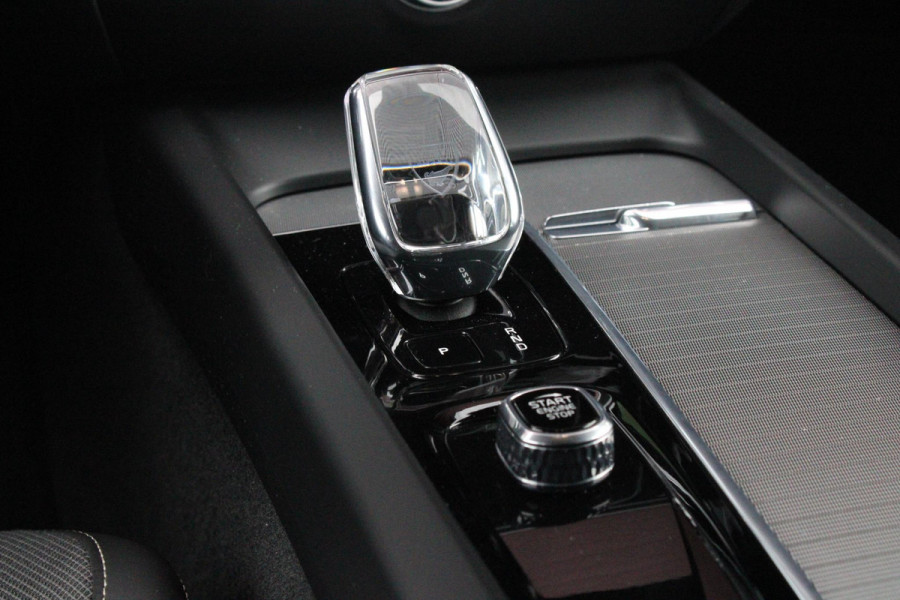 Volvo V60 2.0 B4 211PK PLUS DARK |19" 5-MULTI SPAAKS BLACK DIAMOND CUT LICHTMETALEN VELGEN  | PILOT ASSIST | REMOTE START | APPLE CARPLAY / ANDROID AUTO | NAVIGATIE BY GOOGLE | DRAADLOZE TELEFOONLADER | PARK ASSIST - ACHTERUITRIJCAMERA EN PAKEERSENSOREN VOOR + ACHTER |  ADAPTIEVE CRUISECONTROL | R-DESIGN BEKLEDING MET NAPPA LEDER I.C.M. OPEN GRID TEXTIEL | POWERSEATS - BEIDE VOORSTOELEN ELEKTRISCH VERSTELBAAR MET GEHEUGENFUNCTIE | STOELVERWARMING | SFEERVERLICHTING | LIGHTING PACK - FULL LED KOPLAMPEN MET ACTIEF GROOTLICHT EN KOPLAMPSPROEIERS | LED MISTLAMPEN | INTELLSAFE SURROU