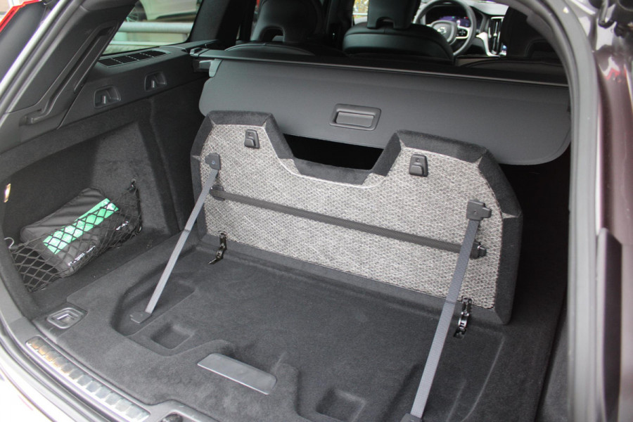 Volvo V60 2.0 B4 211PK PLUS DARK |19" 5-MULTI SPAAKS BLACK DIAMOND CUT LICHTMETALEN VELGEN  | PILOT ASSIST | REMOTE START | APPLE CARPLAY / ANDROID AUTO | NAVIGATIE BY GOOGLE | DRAADLOZE TELEFOONLADER | PARK ASSIST - ACHTERUITRIJCAMERA EN PAKEERSENSOREN VOOR + ACHTER |  ADAPTIEVE CRUISECONTROL | R-DESIGN BEKLEDING MET NAPPA LEDER I.C.M. OPEN GRID TEXTIEL | POWERSEATS - BEIDE VOORSTOELEN ELEKTRISCH VERSTELBAAR MET GEHEUGENFUNCTIE | STOELVERWARMING | SFEERVERLICHTING | LIGHTING PACK - FULL LED KOPLAMPEN MET ACTIEF GROOTLICHT EN KOPLAMPSPROEIERS | LED MISTLAMPEN | INTELLSAFE SURROU