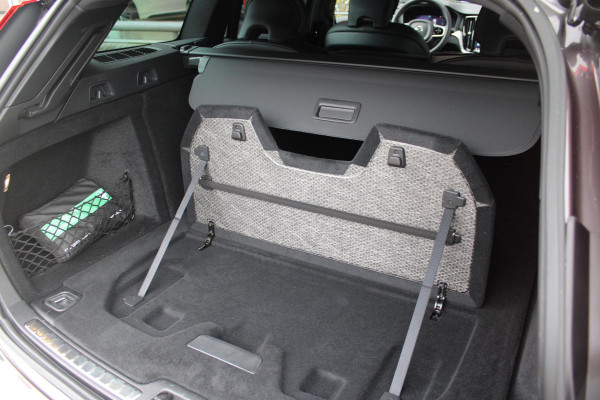 Volvo V60 2.0 B4 211PK PLUS DARK |19" 5-MULTI SPAAKS BLACK DIAMOND CUT LICHTMETALEN VELGEN  | PILOT ASSIST | REMOTE START | APPLE CARPLAY / ANDROID AUTO | NAVIGATIE BY GOOGLE | DRAADLOZE TELEFOONLADER | PARK ASSIST - ACHTERUITRIJCAMERA EN PAKEERSENSOREN VOOR + ACHTER |  ADAPTIEVE CRUISECONTROL | R-DESIGN BEKLEDING MET NAPPA LEDER I.C.M. OPEN GRID TEXTIEL | POWERSEATS - BEIDE VOORSTOELEN ELEKTRISCH VERSTELBAAR MET GEHEUGENFUNCTIE | STOELVERWARMING | SFEERVERLICHTING | LIGHTING PACK - FULL LED KOPLAMPEN MET ACTIEF GROOTLICHT EN KOPLAMPSPROEIERS | LED MISTLAMPEN | INTELLSAFE SURROU