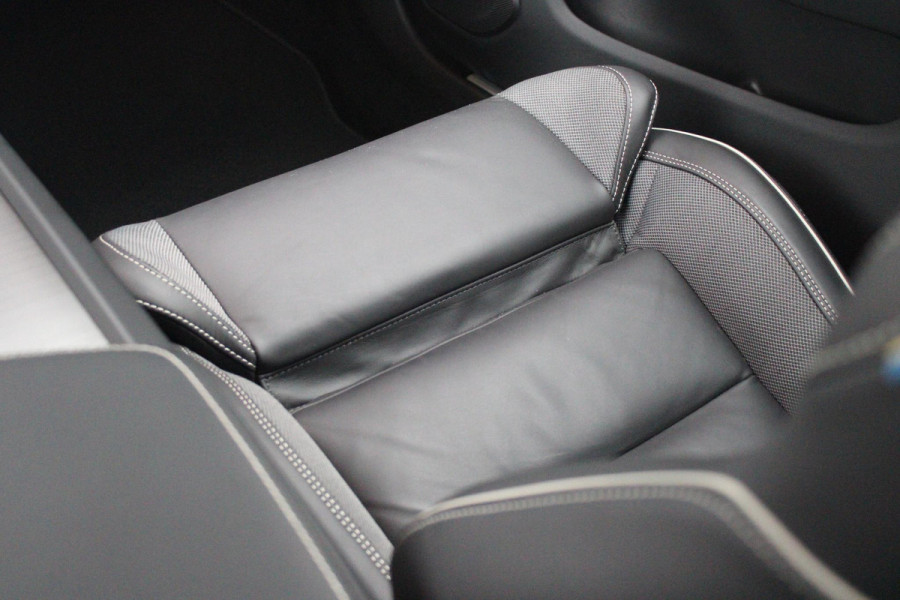 Volvo V60 2.0 B4 211PK PLUS DARK |19" 5-MULTI SPAAKS BLACK DIAMOND CUT LICHTMETALEN VELGEN  | PILOT ASSIST | REMOTE START | APPLE CARPLAY / ANDROID AUTO | NAVIGATIE BY GOOGLE | DRAADLOZE TELEFOONLADER | PARK ASSIST - ACHTERUITRIJCAMERA EN PAKEERSENSOREN VOOR + ACHTER |  ADAPTIEVE CRUISECONTROL | R-DESIGN BEKLEDING MET NAPPA LEDER I.C.M. OPEN GRID TEXTIEL | POWERSEATS - BEIDE VOORSTOELEN ELEKTRISCH VERSTELBAAR MET GEHEUGENFUNCTIE | STOELVERWARMING | SFEERVERLICHTING | LIGHTING PACK - FULL LED KOPLAMPEN MET ACTIEF GROOTLICHT EN KOPLAMPSPROEIERS | LED MISTLAMPEN | INTELLSAFE SURROU