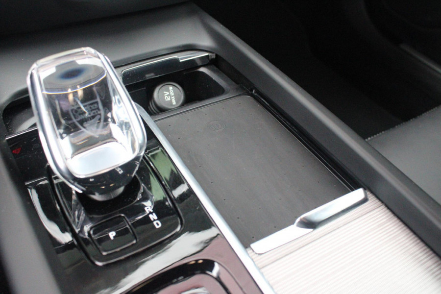 Volvo V60 2.0 B4 211PK PLUS DARK |19" 5-MULTI SPAAKS BLACK DIAMOND CUT LICHTMETALEN VELGEN  | PILOT ASSIST | REMOTE START | APPLE CARPLAY / ANDROID AUTO | NAVIGATIE BY GOOGLE | DRAADLOZE TELEFOONLADER | PARK ASSIST - ACHTERUITRIJCAMERA EN PAKEERSENSOREN VOOR + ACHTER |  ADAPTIEVE CRUISECONTROL | R-DESIGN BEKLEDING MET NAPPA LEDER I.C.M. OPEN GRID TEXTIEL | POWERSEATS - BEIDE VOORSTOELEN ELEKTRISCH VERSTELBAAR MET GEHEUGENFUNCTIE | STOELVERWARMING | SFEERVERLICHTING | LIGHTING PACK - FULL LED KOPLAMPEN MET ACTIEF GROOTLICHT EN KOPLAMPSPROEIERS | LED MISTLAMPEN | INTELLSAFE SURROU