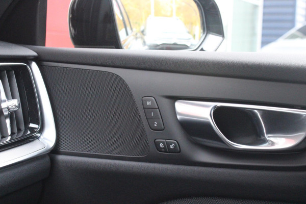 Volvo V60 2.0 B4 211PK PLUS DARK |19" 5-MULTI SPAAKS BLACK DIAMOND CUT LICHTMETALEN VELGEN  | PILOT ASSIST | REMOTE START | APPLE CARPLAY / ANDROID AUTO | NAVIGATIE BY GOOGLE | DRAADLOZE TELEFOONLADER | PARK ASSIST - ACHTERUITRIJCAMERA EN PAKEERSENSOREN VOOR + ACHTER |  ADAPTIEVE CRUISECONTROL | R-DESIGN BEKLEDING MET NAPPA LEDER I.C.M. OPEN GRID TEXTIEL | POWERSEATS - BEIDE VOORSTOELEN ELEKTRISCH VERSTELBAAR MET GEHEUGENFUNCTIE | STOELVERWARMING | SFEERVERLICHTING | LIGHTING PACK - FULL LED KOPLAMPEN MET ACTIEF GROOTLICHT EN KOPLAMPSPROEIERS | LED MISTLAMPEN | INTELLSAFE SURROU