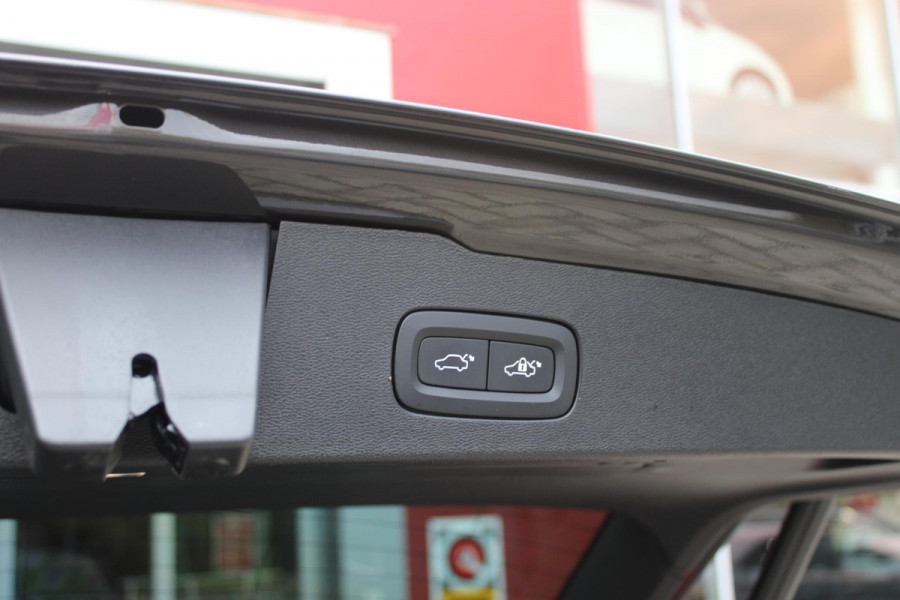 Volvo V60 2.0 B4 211PK PLUS DARK |19" 5-MULTI SPAAKS BLACK DIAMOND CUT LICHTMETALEN VELGEN  | PILOT ASSIST | REMOTE START | APPLE CARPLAY / ANDROID AUTO | NAVIGATIE BY GOOGLE | DRAADLOZE TELEFOONLADER | PARK ASSIST - ACHTERUITRIJCAMERA EN PAKEERSENSOREN VOOR + ACHTER |  ADAPTIEVE CRUISECONTROL | R-DESIGN BEKLEDING MET NAPPA LEDER I.C.M. OPEN GRID TEXTIEL | POWERSEATS - BEIDE VOORSTOELEN ELEKTRISCH VERSTELBAAR MET GEHEUGENFUNCTIE | STOELVERWARMING | SFEERVERLICHTING | LIGHTING PACK - FULL LED KOPLAMPEN MET ACTIEF GROOTLICHT EN KOPLAMPSPROEIERS | LED MISTLAMPEN | INTELLSAFE SURROU