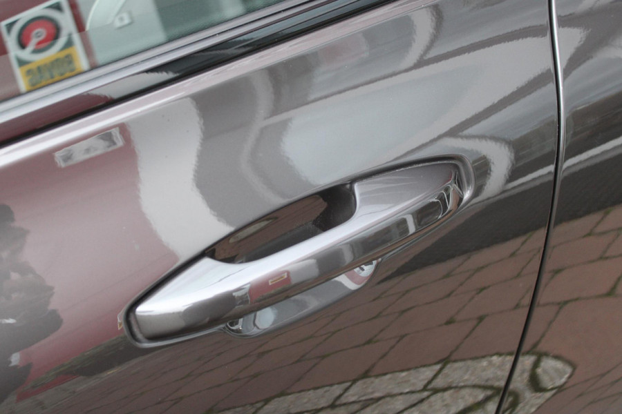 Volvo V60 2.0 B4 211PK PLUS DARK |19" 5-MULTI SPAAKS BLACK DIAMOND CUT LICHTMETALEN VELGEN  | PILOT ASSIST | REMOTE START | APPLE CARPLAY / ANDROID AUTO | NAVIGATIE BY GOOGLE | DRAADLOZE TELEFOONLADER | PARK ASSIST - ACHTERUITRIJCAMERA EN PAKEERSENSOREN VOOR + ACHTER |  ADAPTIEVE CRUISECONTROL | R-DESIGN BEKLEDING MET NAPPA LEDER I.C.M. OPEN GRID TEXTIEL | POWERSEATS - BEIDE VOORSTOELEN ELEKTRISCH VERSTELBAAR MET GEHEUGENFUNCTIE | STOELVERWARMING | SFEERVERLICHTING | LIGHTING PACK - FULL LED KOPLAMPEN MET ACTIEF GROOTLICHT EN KOPLAMPSPROEIERS | LED MISTLAMPEN | INTELLSAFE SURROU