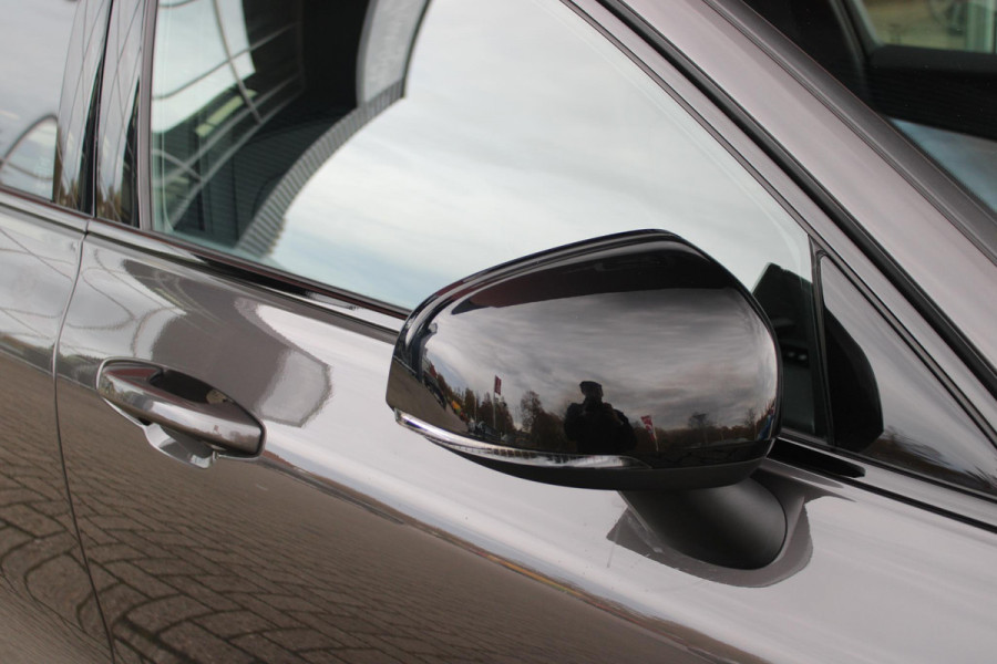 Volvo V60 2.0 B4 211PK PLUS DARK |19" 5-MULTI SPAAKS BLACK DIAMOND CUT LICHTMETALEN VELGEN  | PILOT ASSIST | REMOTE START | APPLE CARPLAY / ANDROID AUTO | NAVIGATIE BY GOOGLE | DRAADLOZE TELEFOONLADER | PARK ASSIST - ACHTERUITRIJCAMERA EN PAKEERSENSOREN VOOR + ACHTER |  ADAPTIEVE CRUISECONTROL | R-DESIGN BEKLEDING MET NAPPA LEDER I.C.M. OPEN GRID TEXTIEL | POWERSEATS - BEIDE VOORSTOELEN ELEKTRISCH VERSTELBAAR MET GEHEUGENFUNCTIE | STOELVERWARMING | SFEERVERLICHTING | LIGHTING PACK - FULL LED KOPLAMPEN MET ACTIEF GROOTLICHT EN KOPLAMPSPROEIERS | LED MISTLAMPEN | INTELLSAFE SURROU