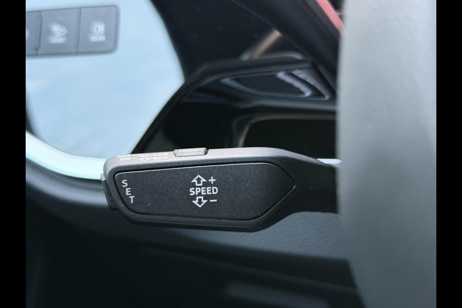 Audi Q3 35 TFSI S edition Automaat | Zwart optiek | Navigatiesysteem | Half-leer | Getint glas | Cruise & climate control | Lane assist