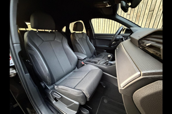Audi Q3 35 TFSI S edition Automaat | Zwart optiek | Navigatiesysteem | Half-leer | Getint glas | Cruise & climate control | Lane assist