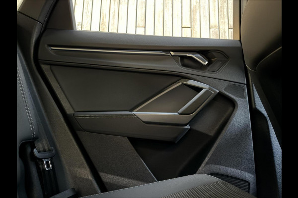 Audi Q3 35 TFSI S edition Automaat | Zwart optiek | Navigatiesysteem | Half-leer | Getint glas | Cruise & climate control | Lane assist