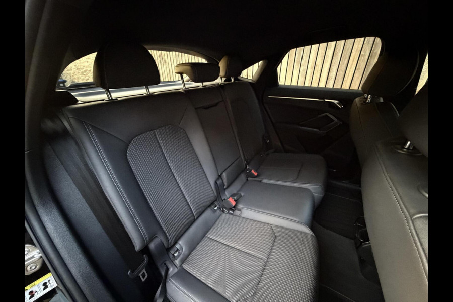 Audi Q3 35 TFSI S edition Automaat | Zwart optiek | Navigatiesysteem | Half-leer | Getint glas | Cruise & climate control | Lane assist