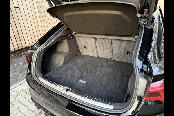 Audi Q3 35 TFSI S edition Automaat | Zwart optiek | Navigatiesysteem | Half-leer | Getint glas | Cruise & climate control | Lane assist