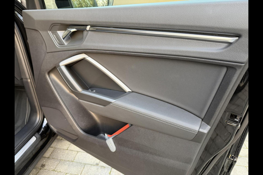 Audi Q3 35 TFSI S edition Automaat | Zwart optiek | Navigatiesysteem | Half-leer | Getint glas | Cruise & climate control | Lane assist