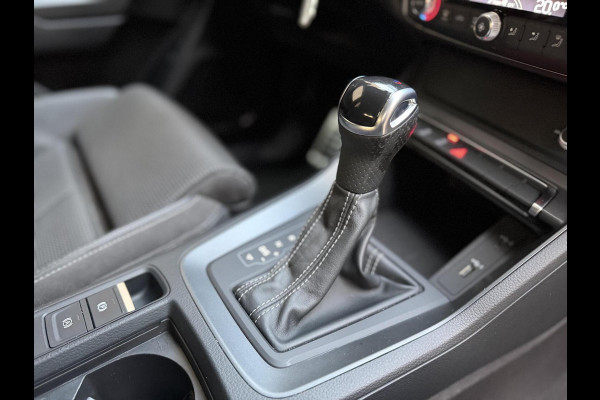 Audi Q3 35 TFSI S edition Automaat | Zwart optiek | Navigatiesysteem | Half-leer | Getint glas | Cruise & climate control | Lane assist