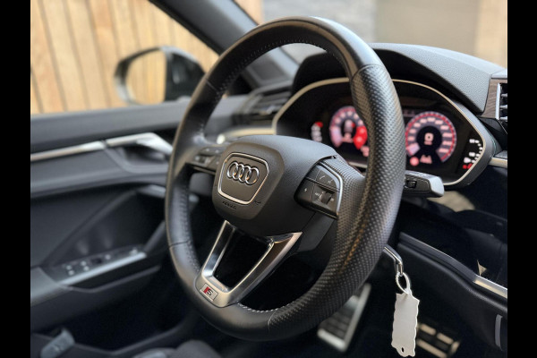Audi Q3 35 TFSI S edition Automaat | Zwart optiek | Navigatiesysteem | Half-leer | Getint glas | Cruise & climate control | Lane assist