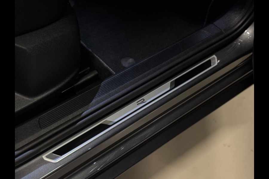 Volkswagen T-Roc 1.5 TSI R-Line DSG | PANO | IQ LIGHT | VIRTUAL | CAMERA