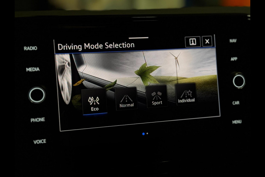 Volkswagen T-Roc 1.5 TSI R-Line DSG | PANO | IQ LIGHT | VIRTUAL | CAMERA