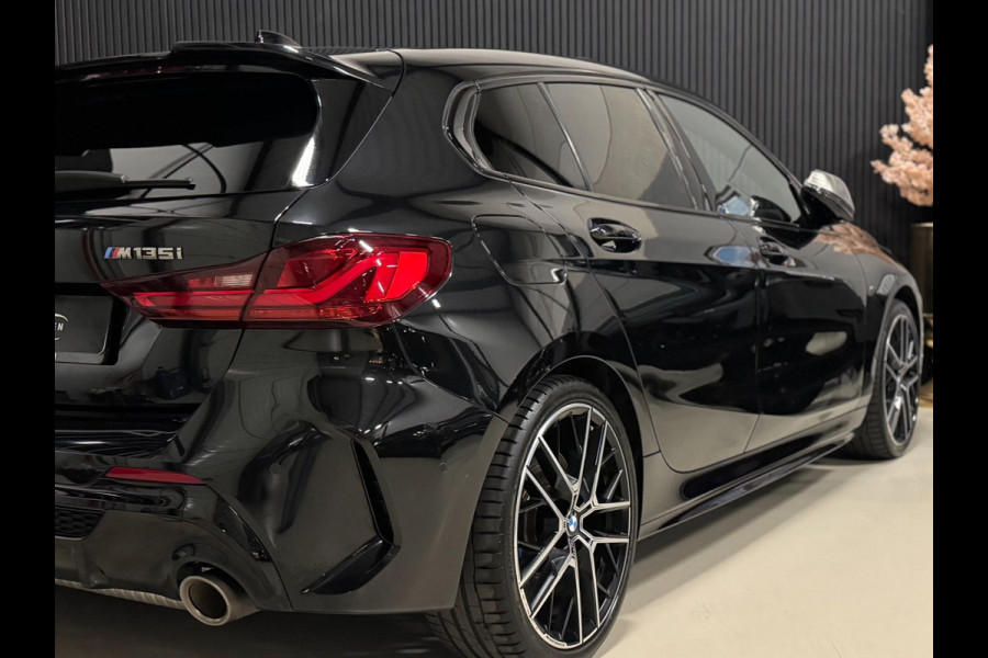BMW 1-serie M135i xDrive M PERFORMANCE | NAP | PANO | KUIP | VOL!