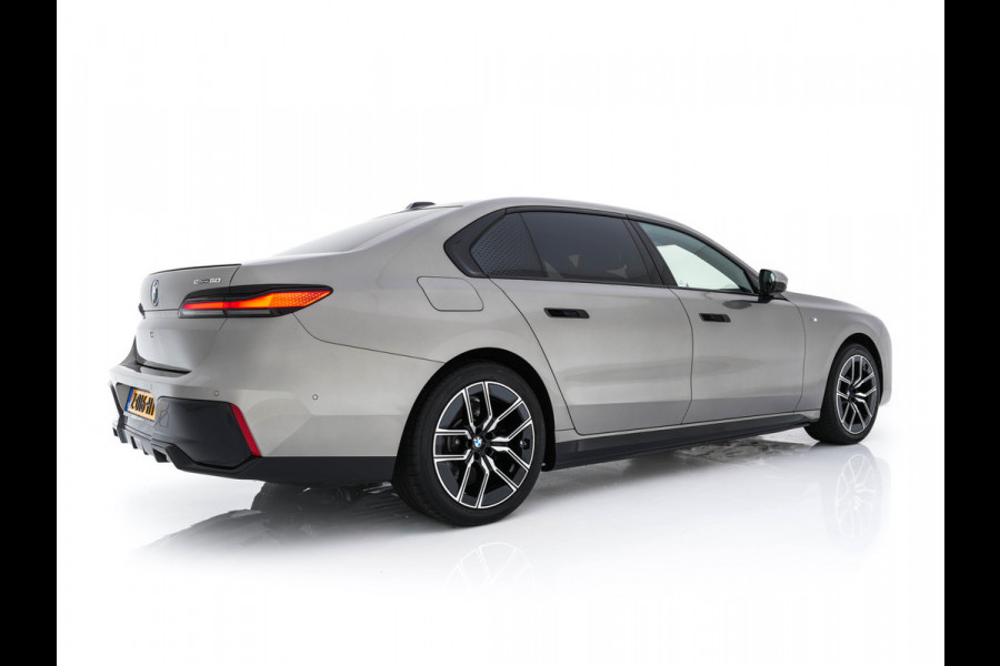 BMW i7 eDrive50 106 kWh M-Sportpack [ 3-Fase ] {SOH-97%} (INCL.BTW) *PANO | HEAD-UP | LUXURY-LEATHER | FULL-LED | BLIND-SPOT | BOWERS&WILKINS | MEMORY-PACK | TOP-VIEW | VENTILATED/HEATED-COMFORTSEATS | SOFT-CLOSE | WIDE-SREEN-DIGICOCKPIT | KEYLESS