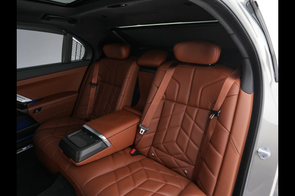 BMW i7 eDrive50 106 kWh M-Sportpack [ 3-Fase ] {SOH-97%} (INCL.BTW) *PANO | HEAD-UP | LUXURY-LEATHER | FULL-LED | BLIND-SPOT | BOWERS&WILKINS | MEMORY-PACK | TOP-VIEW | VENTILATED/HEATED-COMFORTSEATS | SOFT-CLOSE | WIDE-SREEN-DIGICOCKPIT | KEYLESS