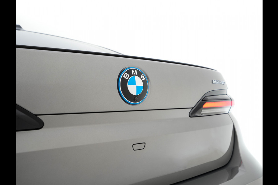BMW i7 eDrive50 106 kWh M-Sportpack [ 3-Fase ] {SOH-97%} (INCL.BTW) *PANO | HEAD-UP | LUXURY-LEATHER | FULL-LED | BLIND-SPOT | BOWERS&WILKINS | MEMORY-PACK | TOP-VIEW | VENTILATED/HEATED-COMFORTSEATS | SOFT-CLOSE | WIDE-SREEN-DIGICOCKPIT | KEYLESS