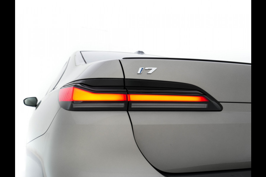 BMW i7 eDrive50 106 kWh M-Sportpack [ 3-Fase ] {SOH-97%} (INCL.BTW) *PANO | HEAD-UP | LUXURY-LEATHER | FULL-LED | BLIND-SPOT | BOWERS&WILKINS | MEMORY-PACK | TOP-VIEW | VENTILATED/HEATED-COMFORTSEATS | SOFT-CLOSE | WIDE-SREEN-DIGICOCKPIT | KEYLESS