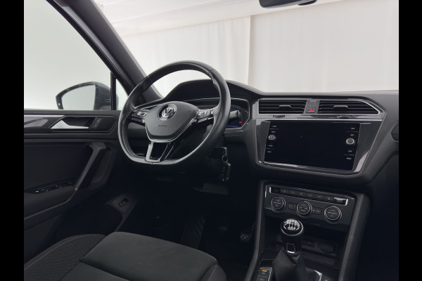 Volkswagen Tiguan 1.5 TSI R-Line Comfortline Business (INCL-BTW) *PANO | FULL-LED | ADAPTIVE-CRUISE | DIGI-COCKPIT | HEATED-COMFORTSEATS | NAV-FULLMAP | DAB+ | TOWBAR | PRIVACY-GLASS | ECC | PDC | 19''ALU*
