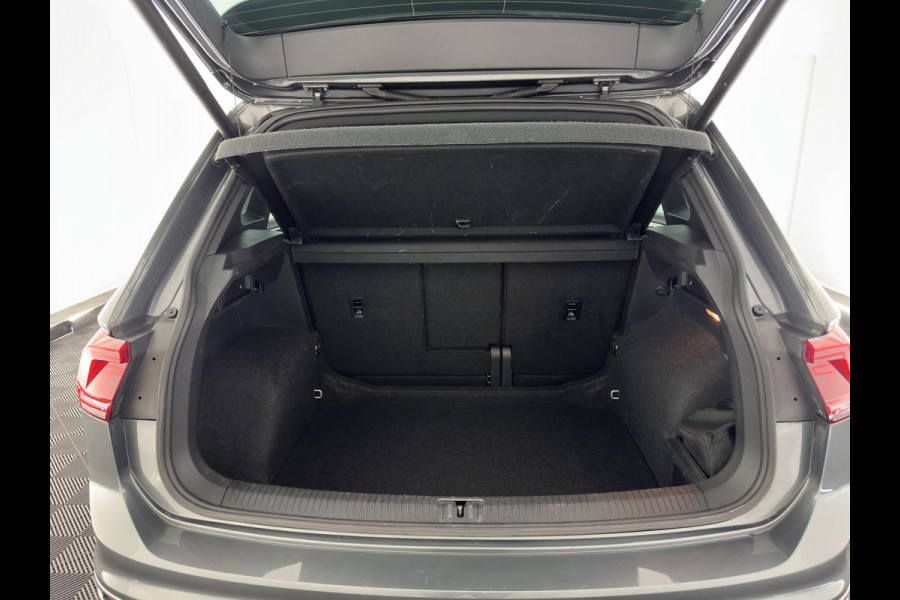 Volkswagen Tiguan 1.5 TSI R-Line Comfortline Business (INCL-BTW) *PANO | FULL-LED | ADAPTIVE-CRUISE | DIGI-COCKPIT | HEATED-COMFORTSEATS | NAV-FULLMAP | DAB+ | TOWBAR | PRIVACY-GLASS | ECC | PDC | 19''ALU*