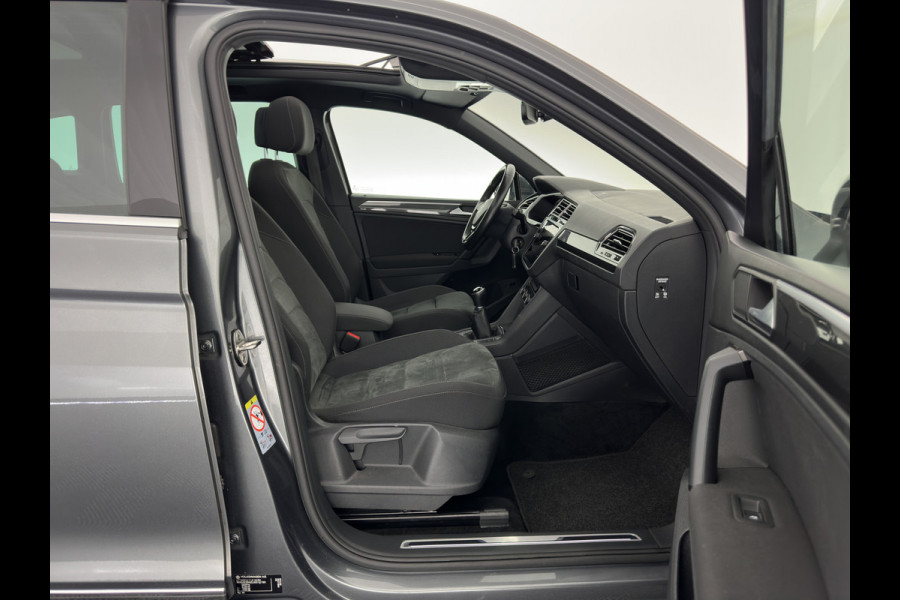 Volkswagen Tiguan 1.5 TSI R-Line Comfortline Business (INCL-BTW) *PANO | FULL-LED | ADAPTIVE-CRUISE | DIGI-COCKPIT | HEATED-COMFORTSEATS | NAV-FULLMAP | DAB+ | TOWBAR | PRIVACY-GLASS | ECC | PDC | 19''ALU*