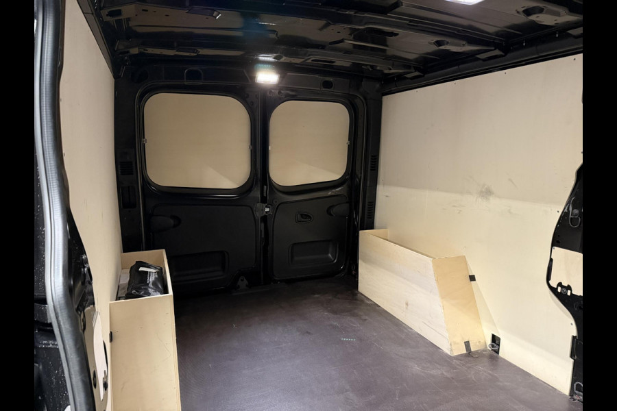Renault Trafic 2.0 Blue dCi 150 EDC T30 L2H1 Advance Navigatie Airco Lichtmetalen velgen Betimmering Trekhaak Camera Parkeer sensoren Dab