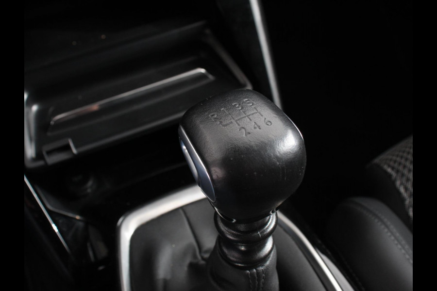 Peugeot 2008 1.2 PureTech 130 GT Cimate control Cruise control LED Achteruitrij camera Navigatie Parkeersensor achter Lichtmetalen velgen Led Dab