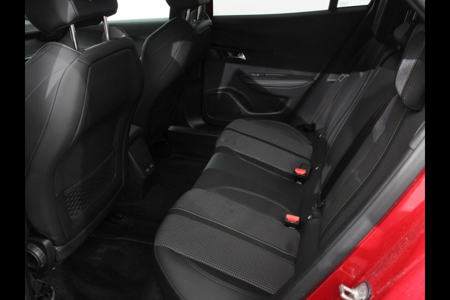 Peugeot 2008 1.2 PureTech 130 GT Cimate control Cruise control LED Achteruitrij camera Navigatie Parkeersensor achter Lichtmetalen velgen Led Dab