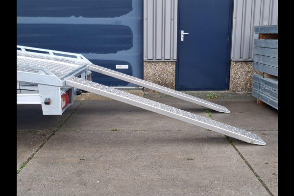 Volkswagen Crafter 35 2.0 TDI L4 Trendline OPRIJWAGEN / AMBULANCE / TRAILER / EURO 6 / LAADVERMOGEN 1500 KG !!