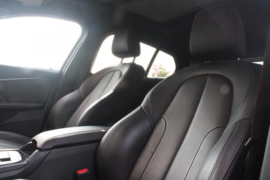 BMW 1-serie 118i 136PK M-SPORT EDITION | PANORAMISCH SCHUIF/KANTEL DAK |  SFEER VERLICHTING | SHADOW LINE PAKKET | LEDEREN BEKLEDING "DAKOTA GEPERFOREERD" | VERWARMBARE VOORSTOELEN | LEDEREN M-SPORT STUUR | NAVIGATIE | ACHTERUITRIJCAMERA | PARKEERSENSOREN VOOR EN ACHTER | ALARM | CLIMATE CONTROL | DRAADLOZE APPLE CARPLAY/ANDROID AUTO | LICHTMETALEN VELGEN M-SPORT | FULL LED KOPLAMPEN | LANE ASSIST | DAB+ RADIO | SPORT STOELEN | WARMTE WEREND GLAS  | EXTRA GETINTE ACHTERRUITEN | ELEKTRISCH VERSTELBARE BUITENSPIEGELS | BUITENSPIEGELS VERWARMBAAR | ARMSTEUN ACHTER |BMW LIVE COCKPIT P