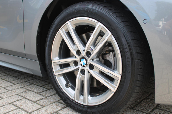 BMW 1-serie 118i 136PK M-SPORT EDITION | PANORAMISCH SCHUIF/KANTEL DAK |  SFEER VERLICHTING | SHADOW LINE PAKKET | LEDEREN BEKLEDING "DAKOTA GEPERFOREERD" | VERWARMBARE VOORSTOELEN | LEDEREN M-SPORT STUUR | NAVIGATIE | ACHTERUITRIJCAMERA | PARKEERSENSOREN VOOR EN ACHTER | ALARM | CLIMATE CONTROL | DRAADLOZE APPLE CARPLAY/ANDROID AUTO | LICHTMETALEN VELGEN M-SPORT | FULL LED KOPLAMPEN | LANE ASSIST | DAB+ RADIO | SPORT STOELEN | WARMTE WEREND GLAS  | EXTRA GETINTE ACHTERRUITEN | ELEKTRISCH VERSTELBARE BUITENSPIEGELS | BUITENSPIEGELS VERWARMBAAR | ARMSTEUN ACHTER |BMW LIVE COCKPIT P