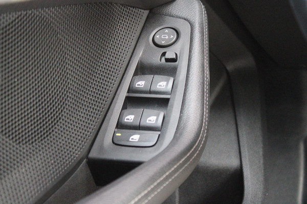 BMW 1-serie 118i 136PK M-SPORT EDITION | PANORAMISCH SCHUIF/KANTEL DAK |  SFEER VERLICHTING | SHADOW LINE PAKKET | LEDEREN BEKLEDING "DAKOTA GEPERFOREERD" | VERWARMBARE VOORSTOELEN | LEDEREN M-SPORT STUUR | NAVIGATIE | ACHTERUITRIJCAMERA | PARKEERSENSOREN VOOR EN ACHTER | ALARM | CLIMATE CONTROL | DRAADLOZE APPLE CARPLAY/ANDROID AUTO | LICHTMETALEN VELGEN M-SPORT | FULL LED KOPLAMPEN | LANE ASSIST | DAB+ RADIO | SPORT STOELEN | WARMTE WEREND GLAS  | EXTRA GETINTE ACHTERRUITEN | ELEKTRISCH VERSTELBARE BUITENSPIEGELS | BUITENSPIEGELS VERWARMBAAR | ARMSTEUN ACHTER |BMW LIVE COCKPIT P