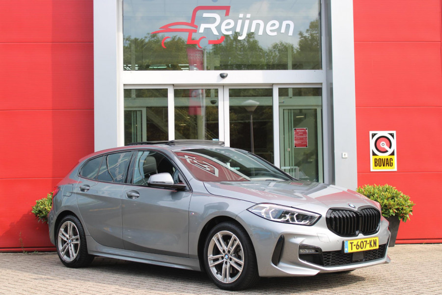 BMW 1-serie 118i 136PK M-SPORT EDITION | PANORAMISCH SCHUIF/KANTEL DAK |  SFEER VERLICHTING | SHADOW LINE PAKKET | LEDEREN BEKLEDING "DAKOTA GEPERFOREERD" | VERWARMBARE VOORSTOELEN | LEDEREN M-SPORT STUUR | NAVIGATIE | ACHTERUITRIJCAMERA | PARKEERSENSOREN VOOR EN ACHTER | ALARM | CLIMATE CONTROL | DRAADLOZE APPLE CARPLAY/ANDROID AUTO | LICHTMETALEN VELGEN M-SPORT | FULL LED KOPLAMPEN | LANE ASSIST | DAB+ RADIO | SPORT STOELEN | WARMTE WEREND GLAS  | EXTRA GETINTE ACHTERRUITEN | ELEKTRISCH VERSTELBARE BUITENSPIEGELS | BUITENSPIEGELS VERWARMBAAR | ARMSTEUN ACHTER |BMW LIVE COCKPIT P