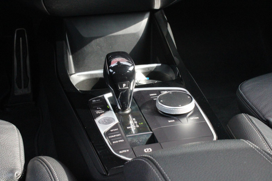 BMW 1-serie 118i 136PK M-SPORT EDITION | PANORAMISCH SCHUIF/KANTEL DAK |  SFEER VERLICHTING | SHADOW LINE PAKKET | LEDEREN BEKLEDING "DAKOTA GEPERFOREERD" | VERWARMBARE VOORSTOELEN | LEDEREN M-SPORT STUUR | NAVIGATIE | ACHTERUITRIJCAMERA | PARKEERSENSOREN VOOR EN ACHTER | ALARM | CLIMATE CONTROL | DRAADLOZE APPLE CARPLAY/ANDROID AUTO | LICHTMETALEN VELGEN M-SPORT | FULL LED KOPLAMPEN | LANE ASSIST | DAB+ RADIO | SPORT STOELEN | WARMTE WEREND GLAS  | EXTRA GETINTE ACHTERRUITEN | ELEKTRISCH VERSTELBARE BUITENSPIEGELS | BUITENSPIEGELS VERWARMBAAR | ARMSTEUN ACHTER |BMW LIVE COCKPIT P