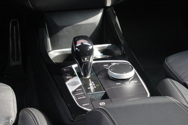 BMW 1-serie 118i 136PK M-SPORT EDITION | PANORAMISCH SCHUIF/KANTEL DAK |  SFEER VERLICHTING | SHADOW LINE PAKKET | LEDEREN BEKLEDING "DAKOTA GEPERFOREERD" | VERWARMBARE VOORSTOELEN | LEDEREN M-SPORT STUUR | NAVIGATIE | ACHTERUITRIJCAMERA | PARKEERSENSOREN VOOR EN ACHTER | ALARM | CLIMATE CONTROL | DRAADLOZE APPLE CARPLAY/ANDROID AUTO | LICHTMETALEN VELGEN M-SPORT | FULL LED KOPLAMPEN | LANE ASSIST | DAB+ RADIO | SPORT STOELEN | WARMTE WEREND GLAS  | EXTRA GETINTE ACHTERRUITEN | ELEKTRISCH VERSTELBARE BUITENSPIEGELS | BUITENSPIEGELS VERWARMBAAR | ARMSTEUN ACHTER |BMW LIVE COCKPIT P