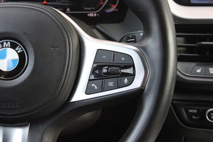 BMW 1-serie 118i 136PK M-SPORT EDITION | PANORAMISCH SCHUIF/KANTEL DAK |  SFEER VERLICHTING | SHADOW LINE PAKKET | LEDEREN BEKLEDING "DAKOTA GEPERFOREERD" | VERWARMBARE VOORSTOELEN | LEDEREN M-SPORT STUUR | NAVIGATIE | ACHTERUITRIJCAMERA | PARKEERSENSOREN VOOR EN ACHTER | ALARM | CLIMATE CONTROL | DRAADLOZE APPLE CARPLAY/ANDROID AUTO | LICHTMETALEN VELGEN M-SPORT | FULL LED KOPLAMPEN | LANE ASSIST | DAB+ RADIO | SPORT STOELEN | WARMTE WEREND GLAS  | EXTRA GETINTE ACHTERRUITEN | ELEKTRISCH VERSTELBARE BUITENSPIEGELS | BUITENSPIEGELS VERWARMBAAR | ARMSTEUN ACHTER |BMW LIVE COCKPIT P