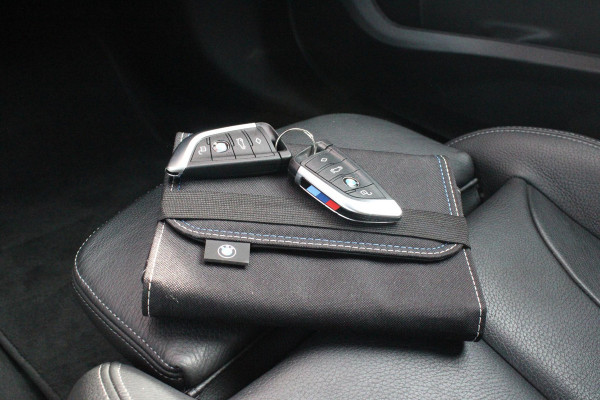 BMW 1-serie 118i 136PK M-SPORT EDITION | PANORAMISCH SCHUIF/KANTEL DAK |  SFEER VERLICHTING | SHADOW LINE PAKKET | LEDEREN BEKLEDING "DAKOTA GEPERFOREERD" | VERWARMBARE VOORSTOELEN | LEDEREN M-SPORT STUUR | NAVIGATIE | ACHTERUITRIJCAMERA | PARKEERSENSOREN VOOR EN ACHTER | ALARM | CLIMATE CONTROL | DRAADLOZE APPLE CARPLAY/ANDROID AUTO | LICHTMETALEN VELGEN M-SPORT | FULL LED KOPLAMPEN | LANE ASSIST | DAB+ RADIO | SPORT STOELEN | WARMTE WEREND GLAS  | EXTRA GETINTE ACHTERRUITEN | ELEKTRISCH VERSTELBARE BUITENSPIEGELS | BUITENSPIEGELS VERWARMBAAR | ARMSTEUN ACHTER |BMW LIVE COCKPIT P