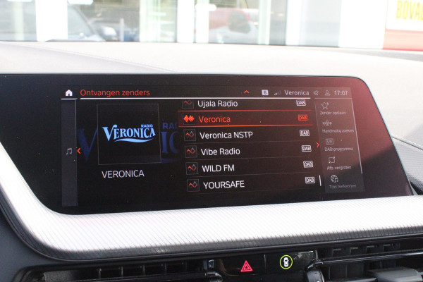 BMW 1-serie 118i 136PK M-SPORT EDITION | PANORAMISCH SCHUIF/KANTEL DAK |  SFEER VERLICHTING | SHADOW LINE PAKKET | LEDEREN BEKLEDING "DAKOTA GEPERFOREERD" | VERWARMBARE VOORSTOELEN | LEDEREN M-SPORT STUUR | NAVIGATIE | ACHTERUITRIJCAMERA | PARKEERSENSOREN VOOR EN ACHTER | ALARM | CLIMATE CONTROL | DRAADLOZE APPLE CARPLAY/ANDROID AUTO | LICHTMETALEN VELGEN M-SPORT | FULL LED KOPLAMPEN | LANE ASSIST | DAB+ RADIO | SPORT STOELEN | WARMTE WEREND GLAS  | EXTRA GETINTE ACHTERRUITEN | ELEKTRISCH VERSTELBARE BUITENSPIEGELS | BUITENSPIEGELS VERWARMBAAR | ARMSTEUN ACHTER |BMW LIVE COCKPIT P