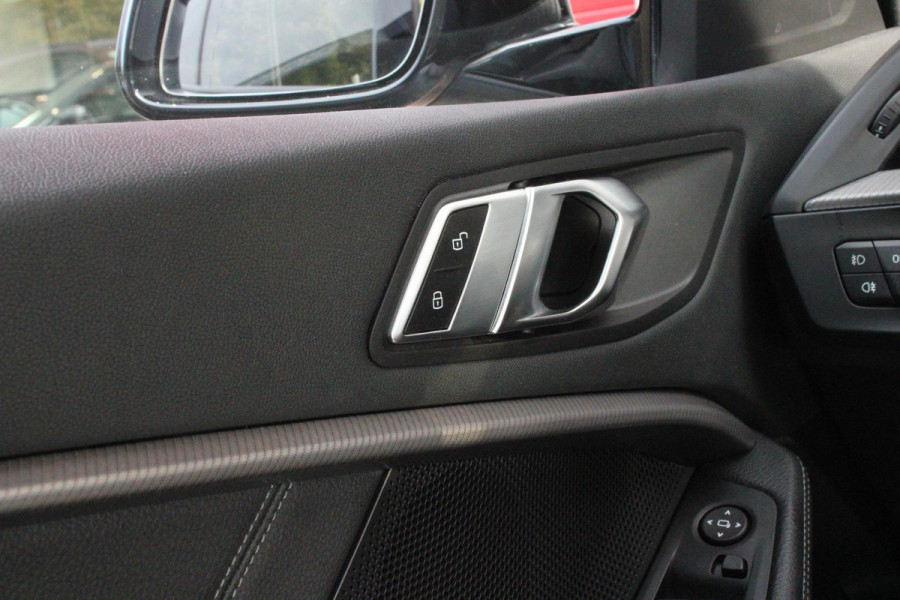 BMW 1-serie 118i 136PK M-SPORT EDITION | PANORAMISCH SCHUIF/KANTEL DAK |  SFEER VERLICHTING | SHADOW LINE PAKKET | LEDEREN BEKLEDING "DAKOTA GEPERFOREERD" | VERWARMBARE VOORSTOELEN | LEDEREN M-SPORT STUUR | NAVIGATIE | ACHTERUITRIJCAMERA | PARKEERSENSOREN VOOR EN ACHTER | ALARM | CLIMATE CONTROL | DRAADLOZE APPLE CARPLAY/ANDROID AUTO | LICHTMETALEN VELGEN M-SPORT | FULL LED KOPLAMPEN | LANE ASSIST | DAB+ RADIO | SPORT STOELEN | WARMTE WEREND GLAS  | EXTRA GETINTE ACHTERRUITEN | ELEKTRISCH VERSTELBARE BUITENSPIEGELS | BUITENSPIEGELS VERWARMBAAR | ARMSTEUN ACHTER |BMW LIVE COCKPIT P